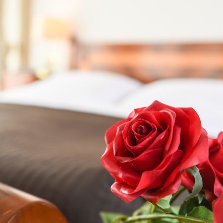 Hotel Vittoria Brescia Exteriör bild A red rose