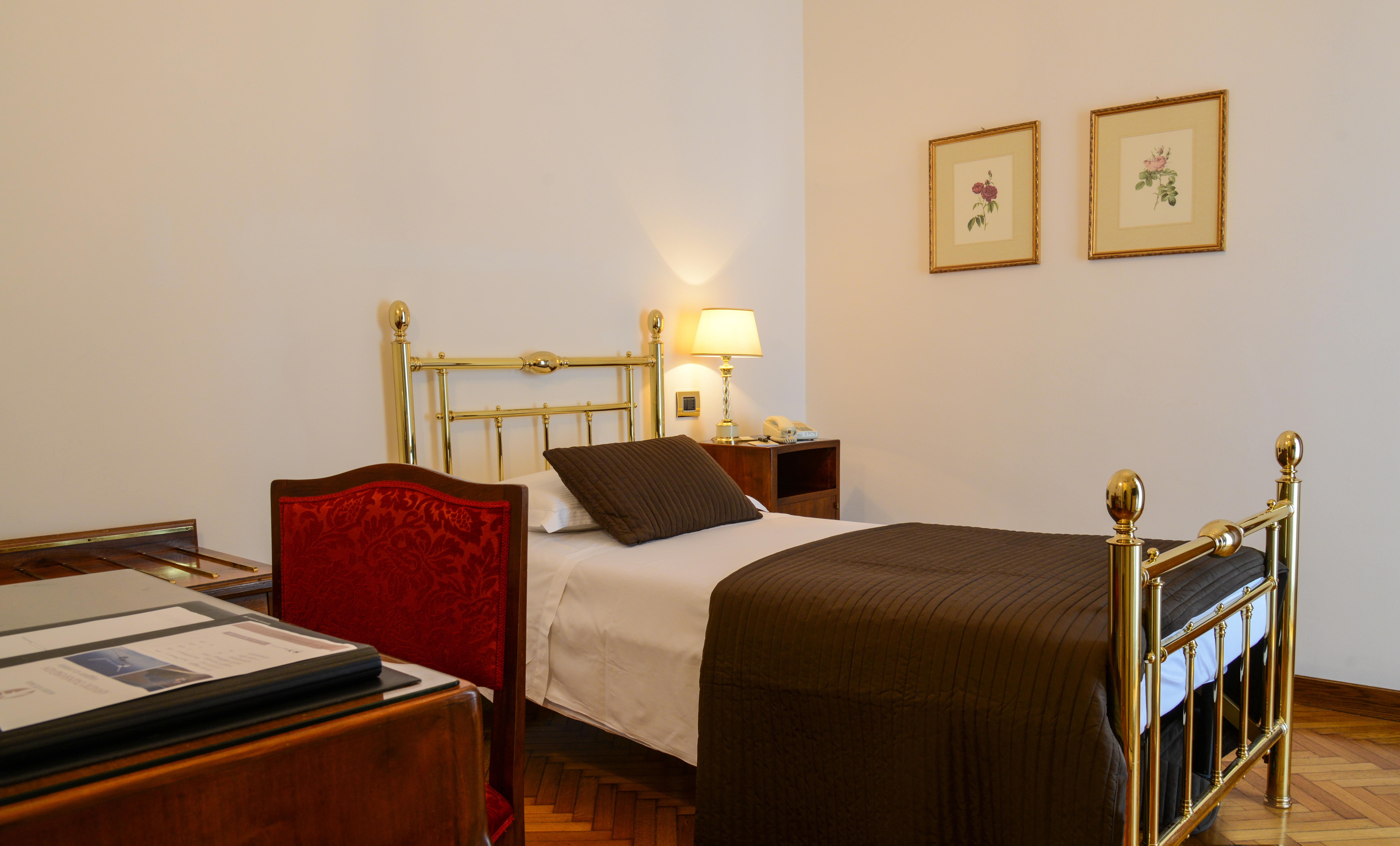 Hotel Vittoria Brescia Exteriör bild A single room