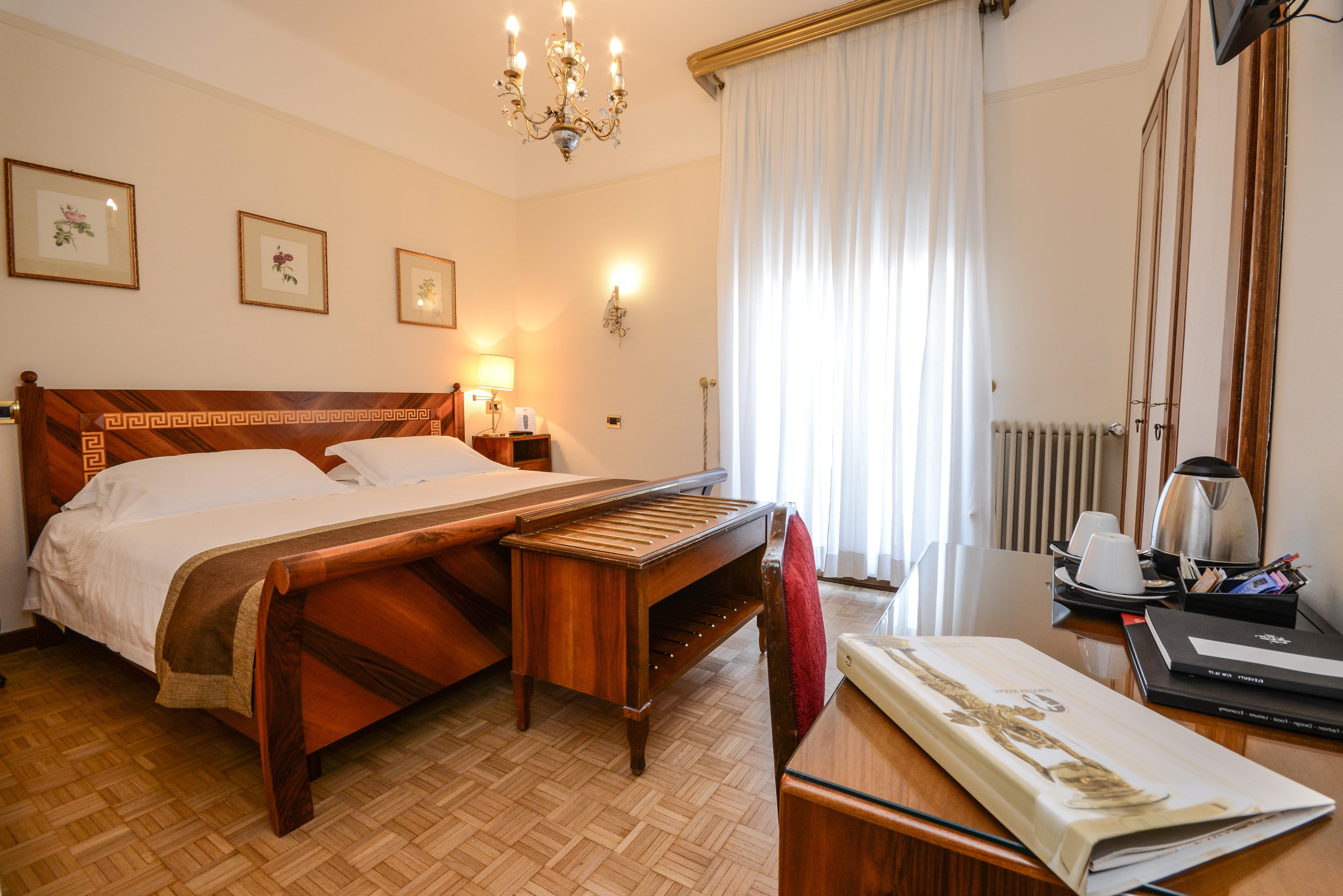 Hotel Vittoria Brescia Exteriör bild A room at the hotel