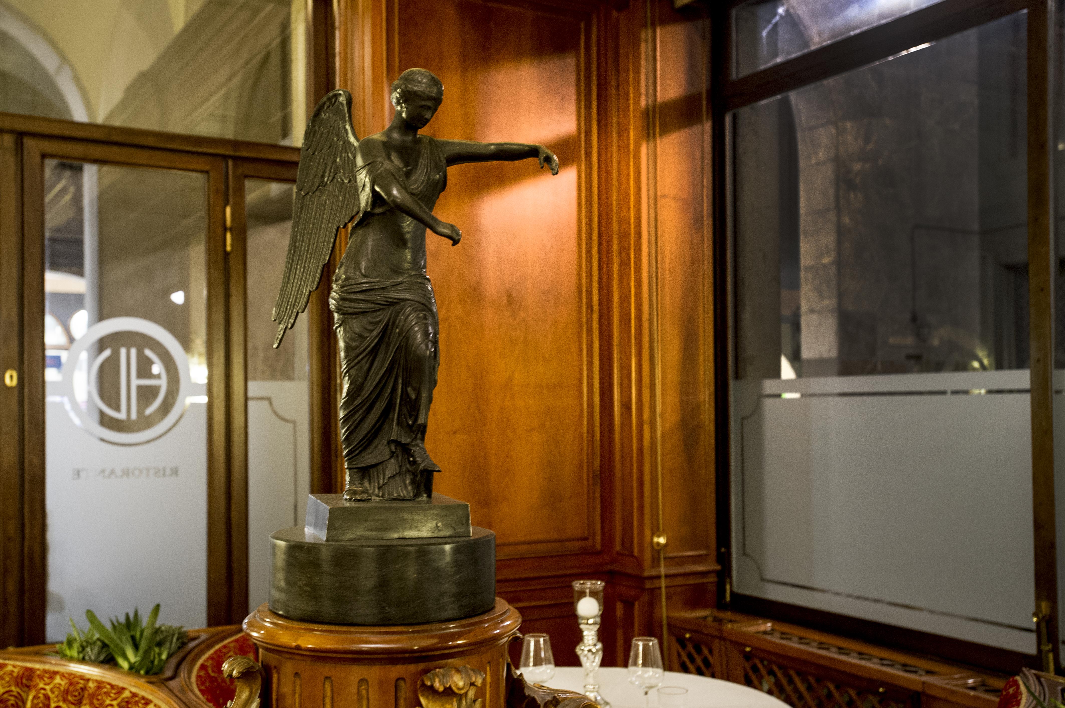 Hotel Vittoria Brescia Exteriör bild The Angel of the Hotel