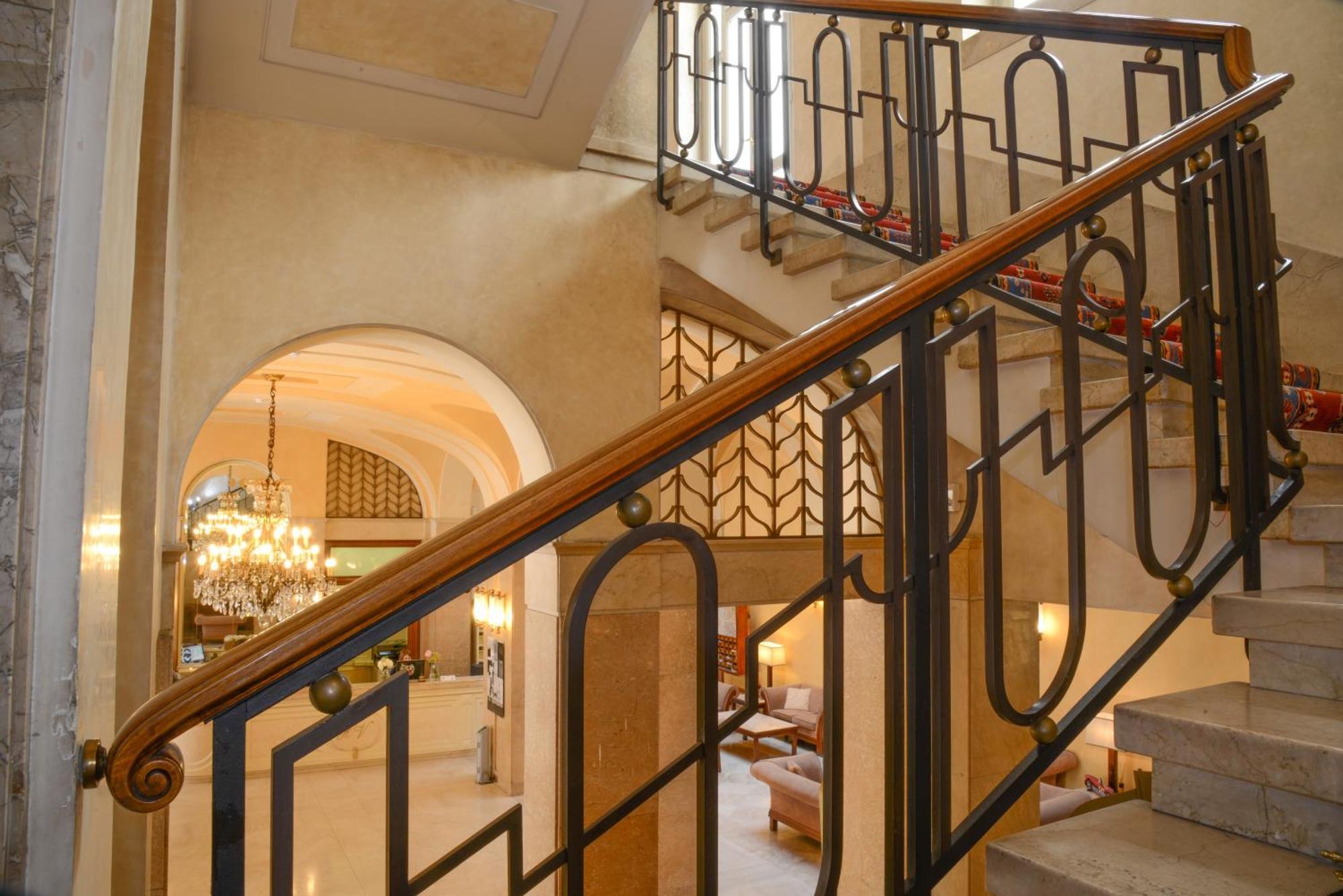 Hotel Vittoria Brescia Exteriör bild A handrail