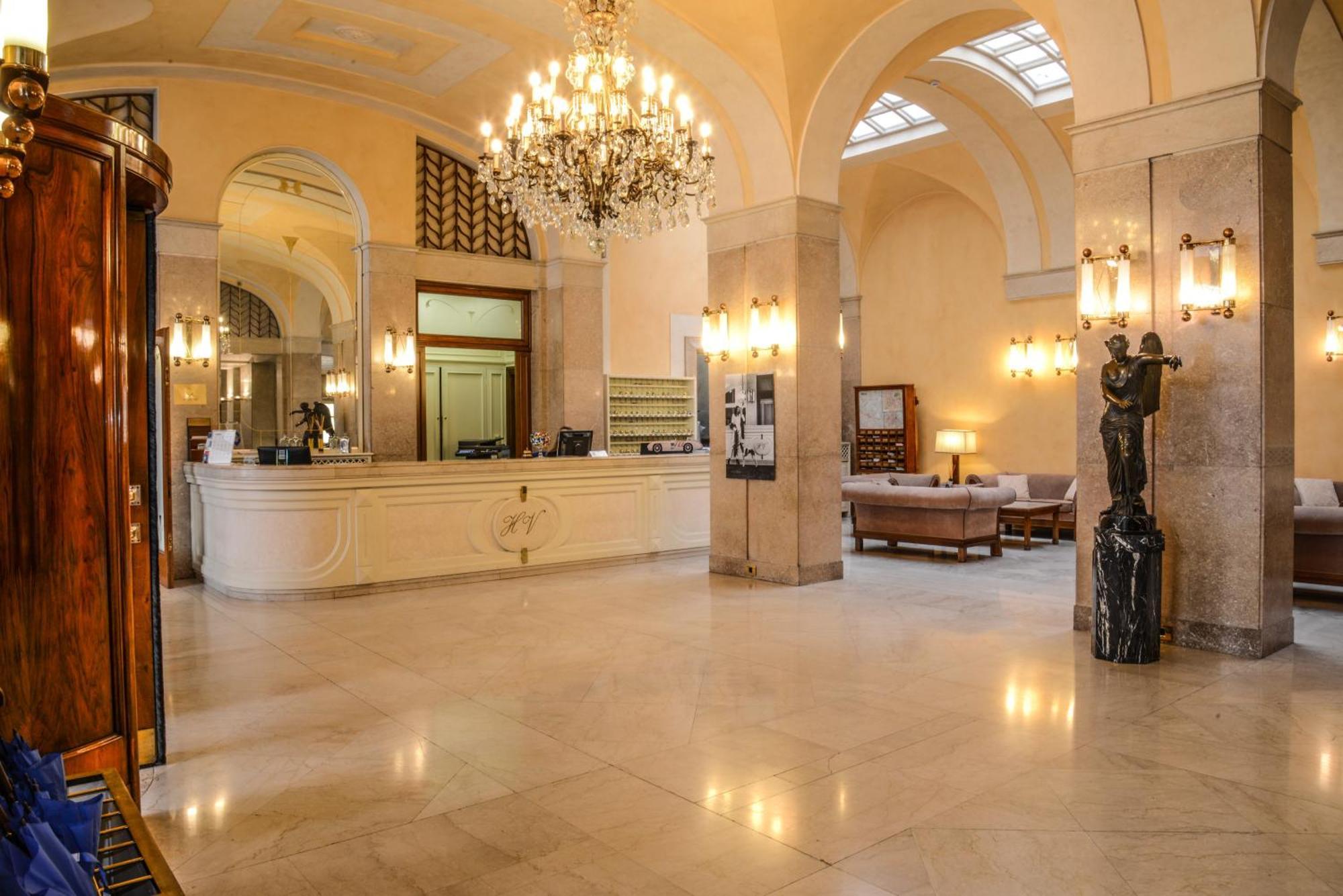 Hotel Vittoria Brescia Exteriör bild Lobby