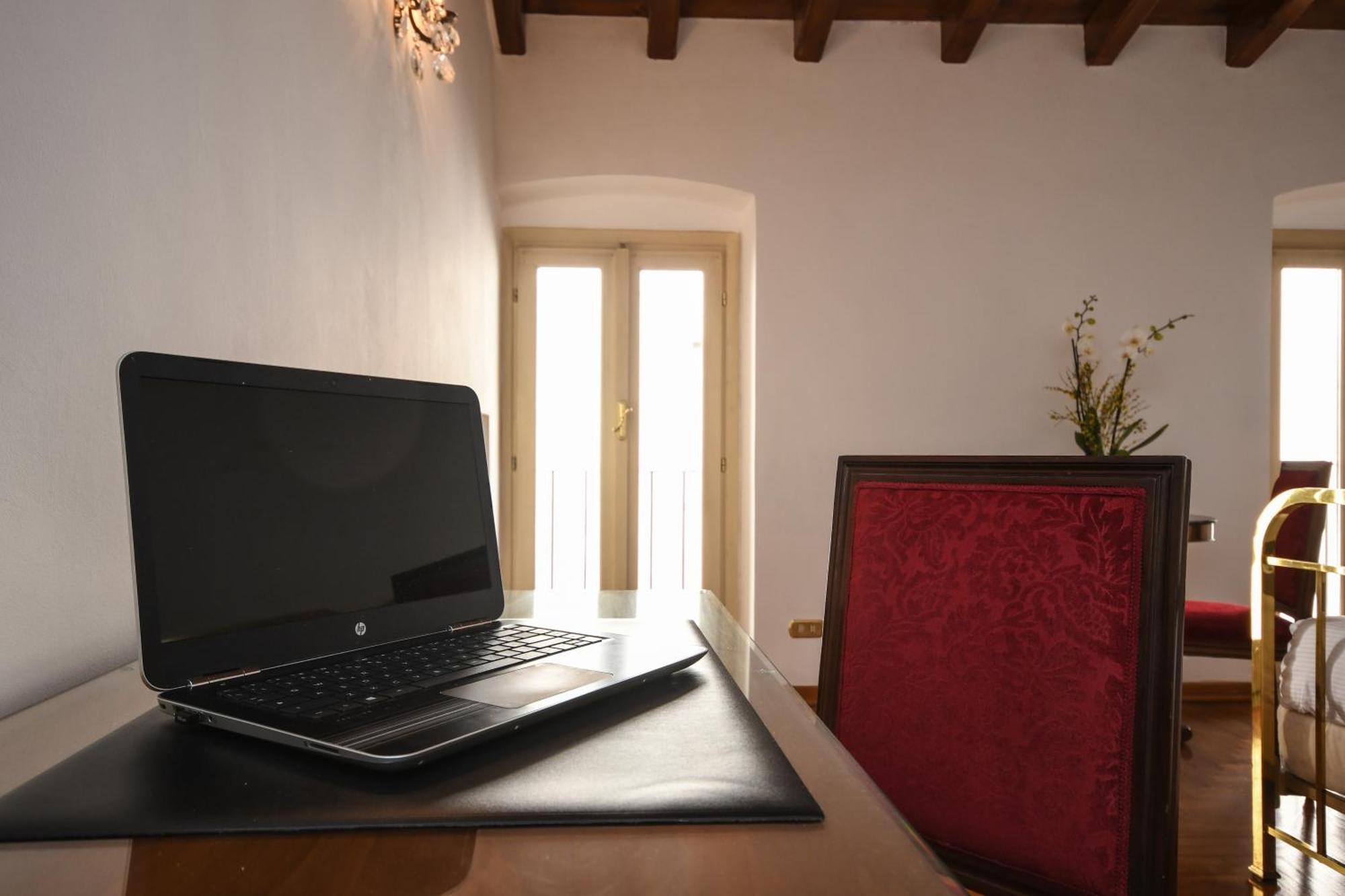 Hotel Vittoria Brescia Exteriör bild A laptop on a desk
